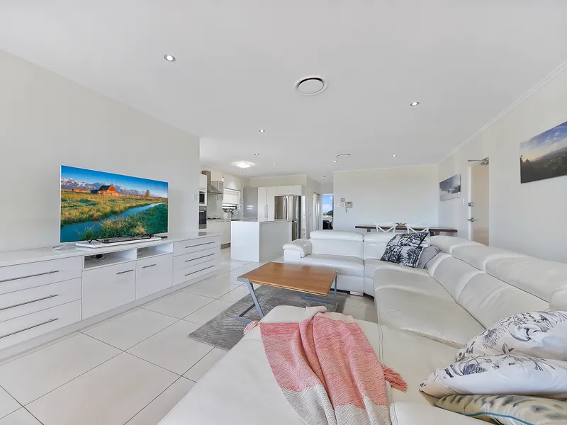 PENTHOUSE --- HOUSE SIZED PENTHOUSE IN THE HEART OF UPPER MT GRAVATT -  UNITS THIS SIZE ARE FEW AND FAR BETWEEN.... CRASHED CONTRACT - DONT MISS OUT!