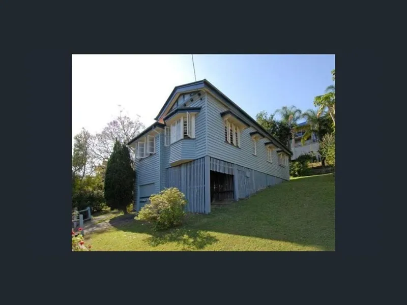A large house in Indooroopilly area for rent