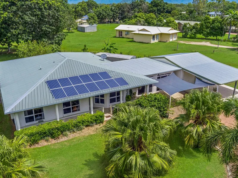 HIDDEN OASIS - ONLY 8 MINUTES FROM THE WILLOWS - GREAT FAMILY HOME - 3,516 sqm BLOCK
