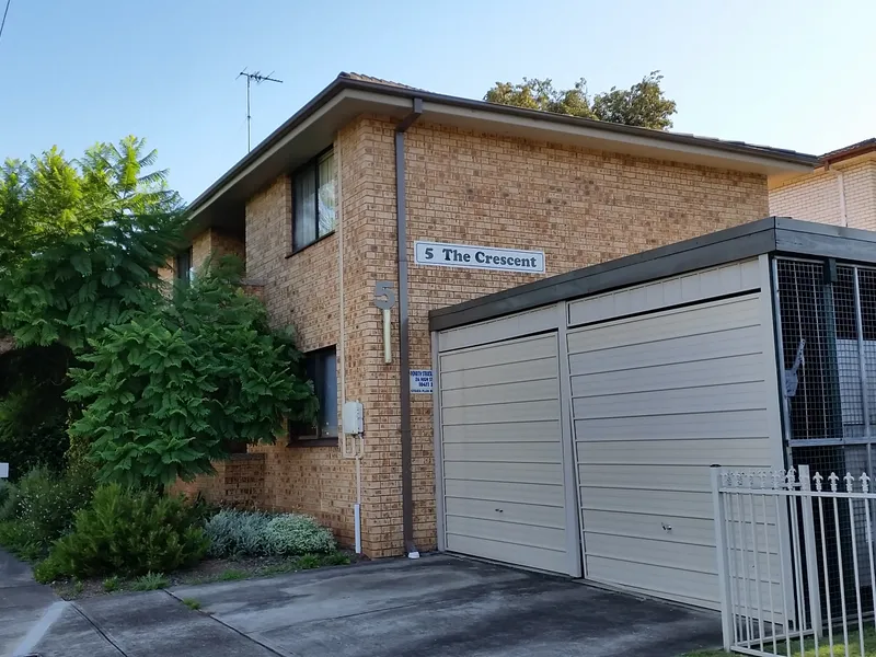 GROUND FLOOR UNIT WITH INTERCOM ACCESS TO BUILDING.