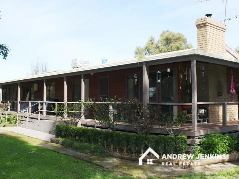 Red Cedar Home Amongst The Gum Trees