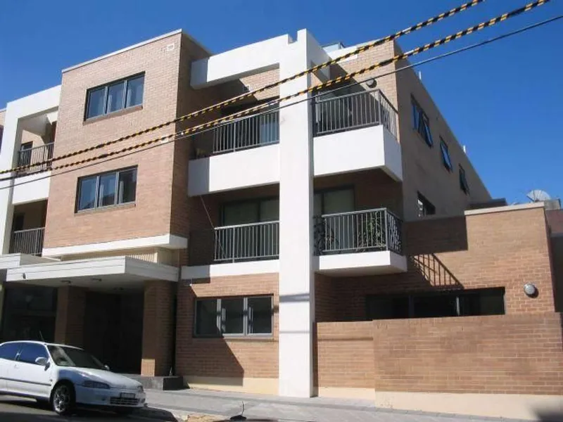 Immaculate 1 Bedroom Plus Study With Parking