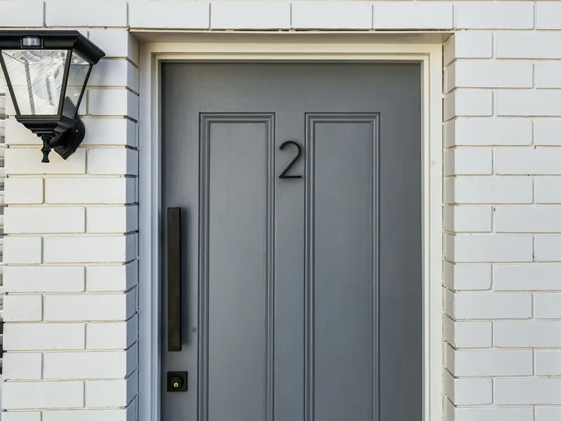 MODERN UNIT WITH COURTYARD