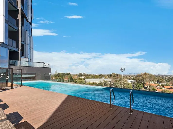 ONE BEDROOM APARTMENT WITH CITY VIEWS