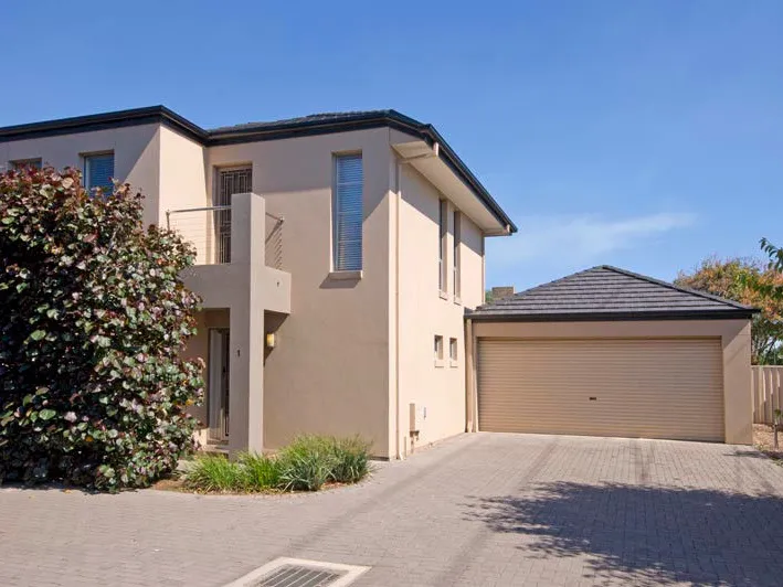 3 BEDROOM TOWNHOUSE - DOUBLE GARAGE - SECURITY GATES - MINUTES FROM THE CITY
