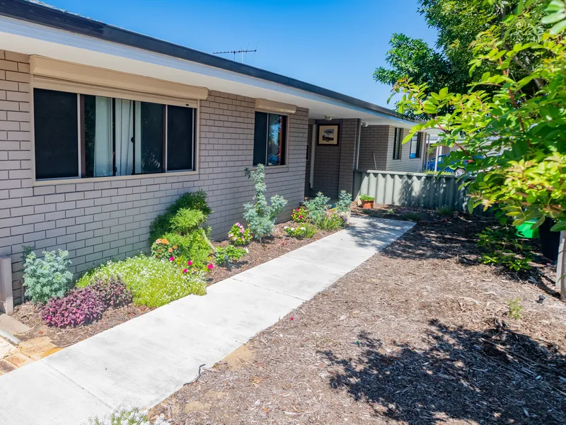 DISPLAY PRESENTATION  (SAFE SECURE AND LOW MAINTENANCE)