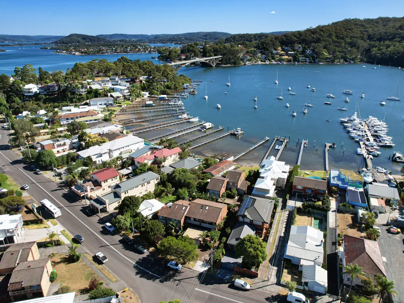 Shared Jetty Access & Waterviews!