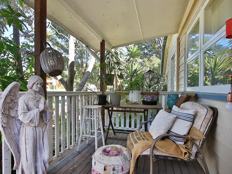 CUTE AND COSY 3 BEDS DOUBLE LOCK UP GARAGE