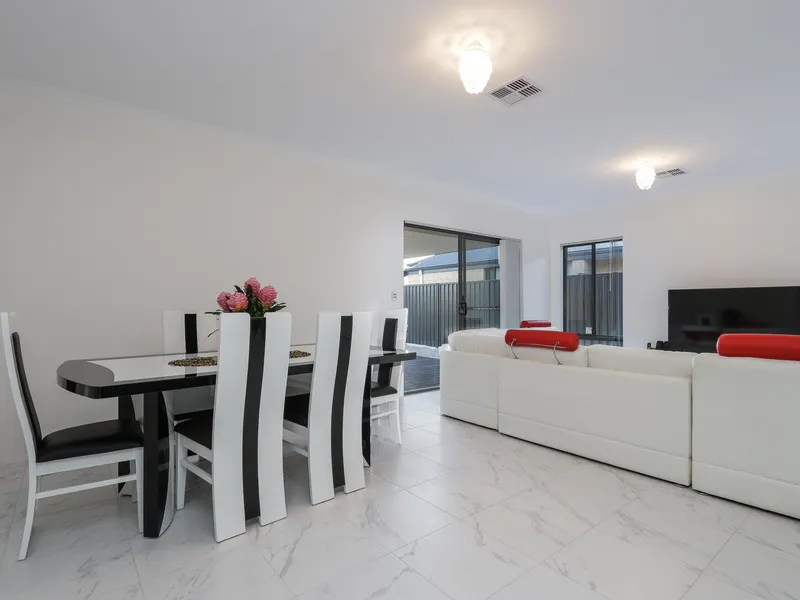 Spacious 4 Beds with Solar Power