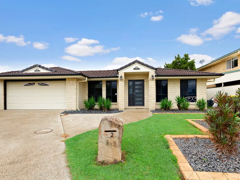 Picture Perfect with Plenty of Space and Swimming Pool - Perfect for Summer!