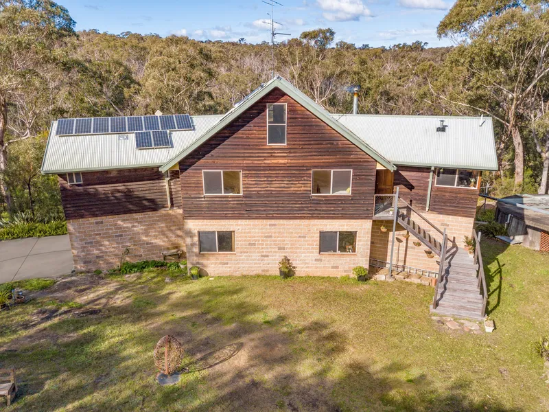 SPLIT LEVEL RESIDENCE IN PRIVATE LOCATION