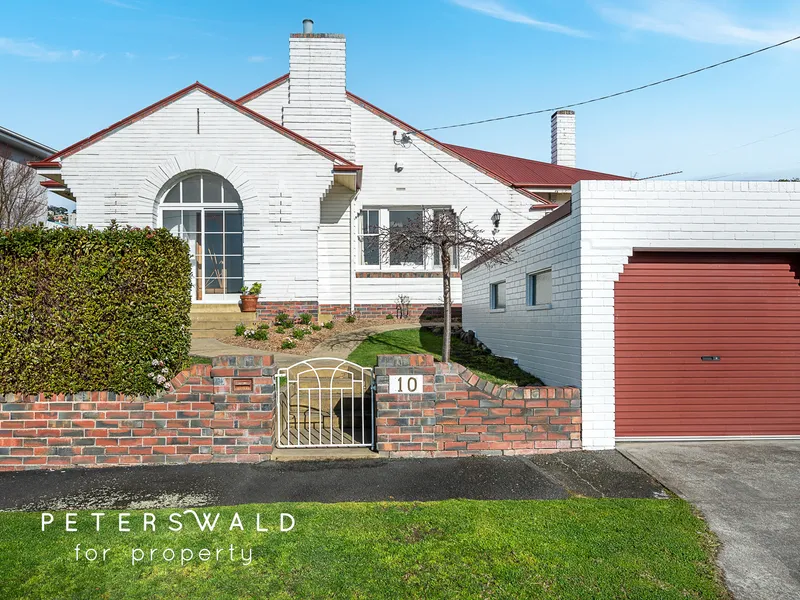 Sunshine, Art Deco style, and spacious living in Sandy Bay