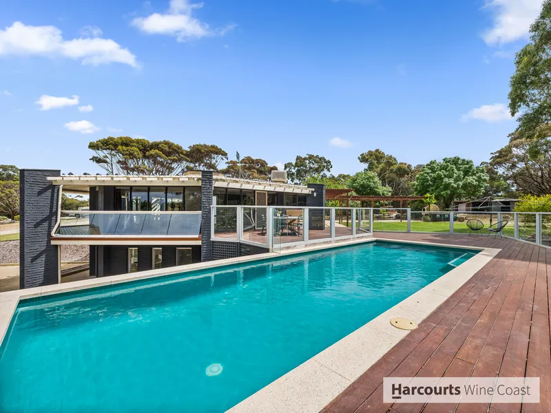 Luxurious Hilltop Oasis: Architecturally Designed Home with Breathtaking Views