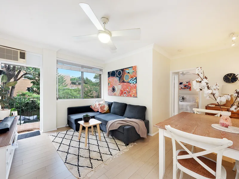 Super stylish apartment within minutes to the Village 