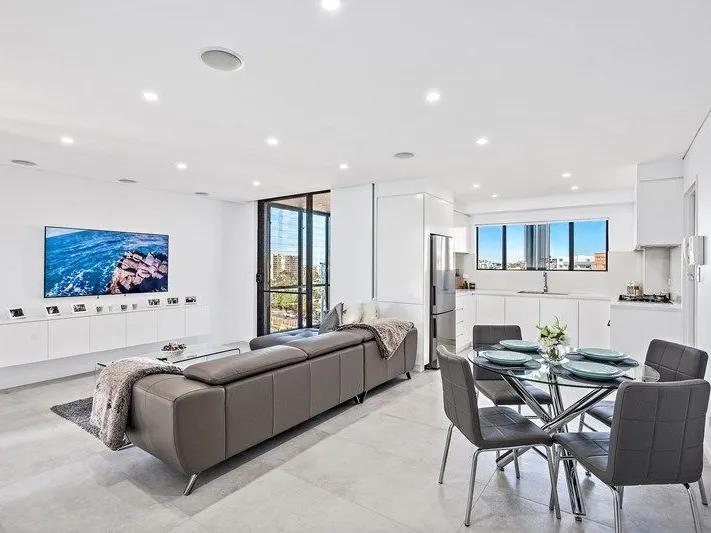 MODERN LIVING WITH COASTAL VIEWS