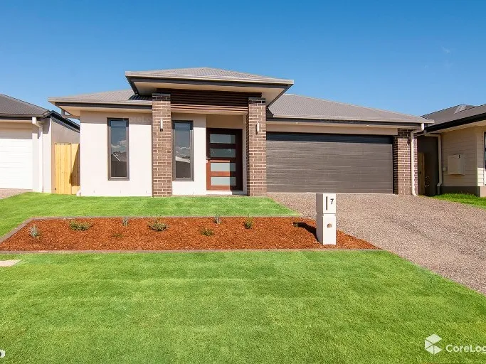 Sought after Foreshore Estate SPACIOUS 4 BEDROOM HOME WITH DUCTED AIR CONDITIONING!