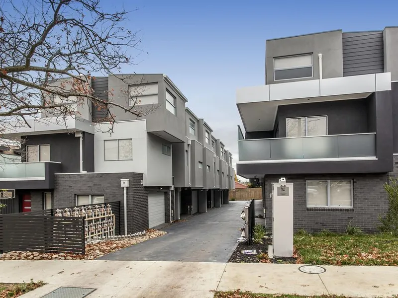 3 Levels townhouse for rent now!