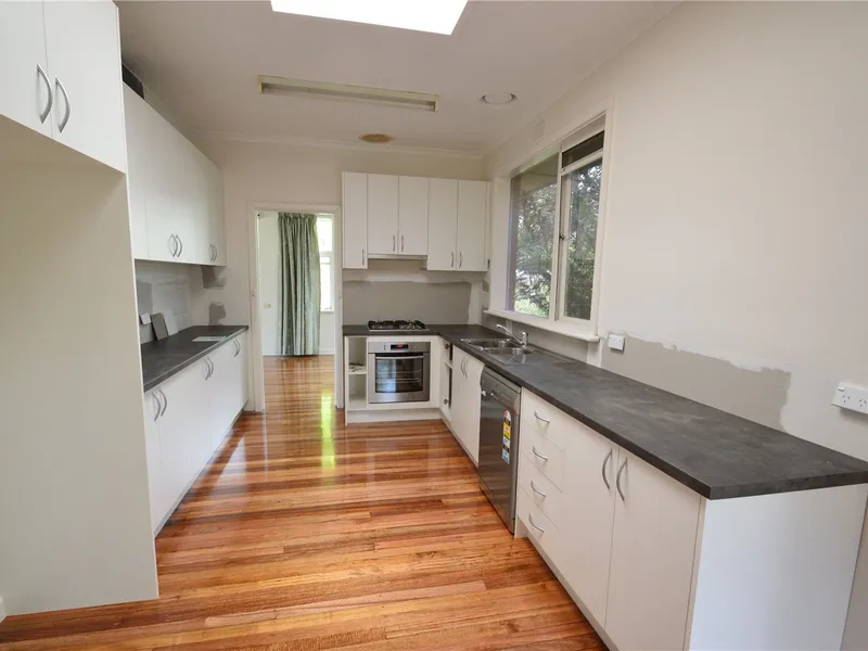 Comfortable Family Living in Mount Waverley Secondary Zone (STSA)