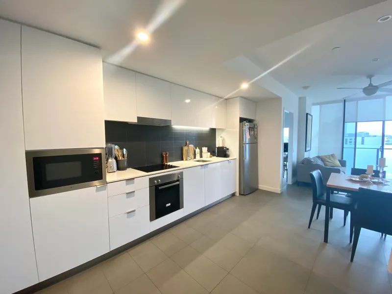 Furnished Level 9 - 2 Bedroom 2 Bathroom Apartment with a Secure Car Park - Pet Friendly!