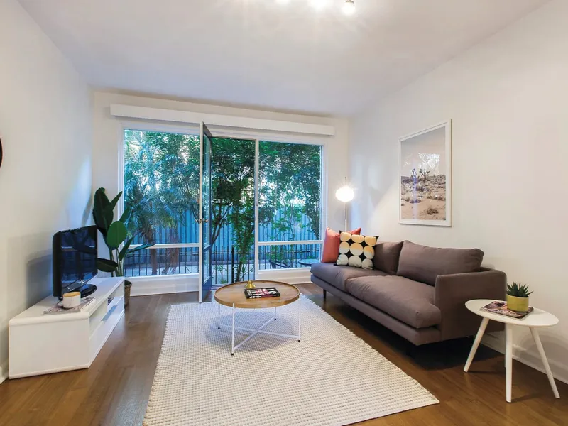'Mid-Century Modern' Ground Floor Apartment with Courtyard