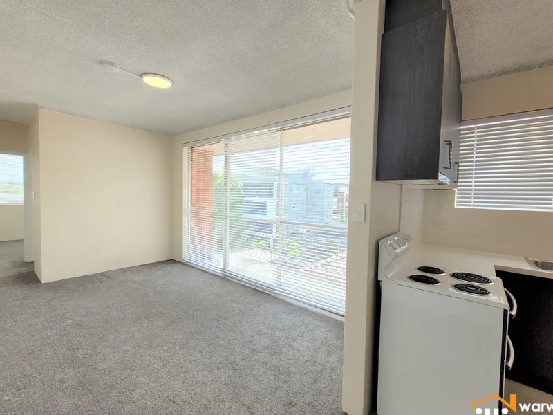 SUNNY TOP FLOOR ONE BEDROOM IN IDEAL LOCATION