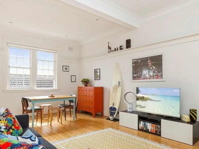 Renovated Art Deco Beachside Living, Only 900m To Coogee Beach & 600m To The Spot - Additional Sunroom / Home Office