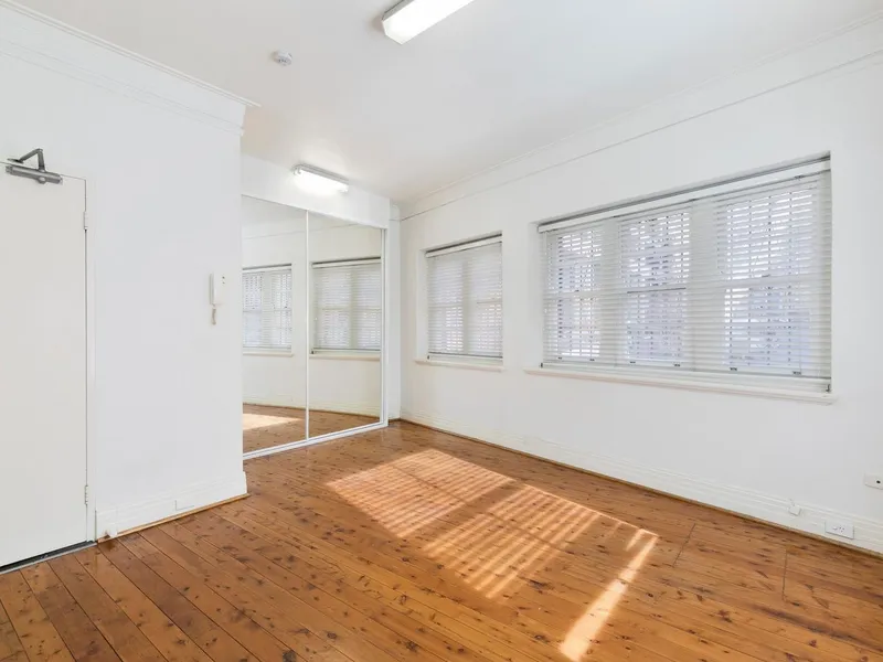 IMMACULATE STUDIO IN SECURE ART-DECO BUILDING