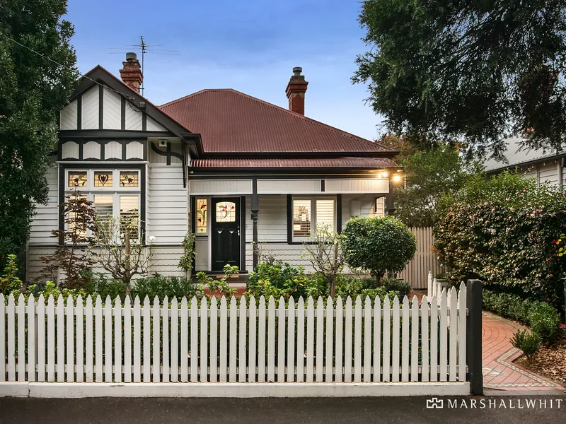 Captivating Edwardian in Popular Kew Location