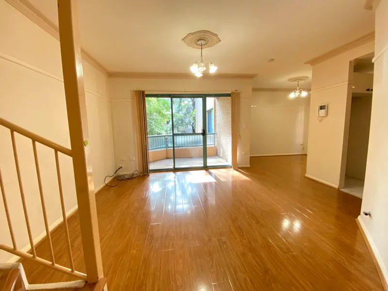 Unique 2 bedroom townhouse with 2 toilets.