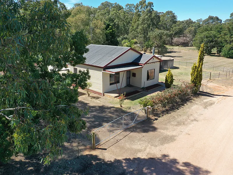 STUNNING PRESSED TIN FEATURES; A TRUE COUNTRY HOME WITH ROOM TO BREATHE.