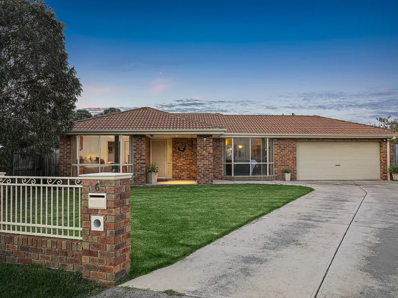 Desirable 4 bedroom family living on a massive 939m2 (approx.)