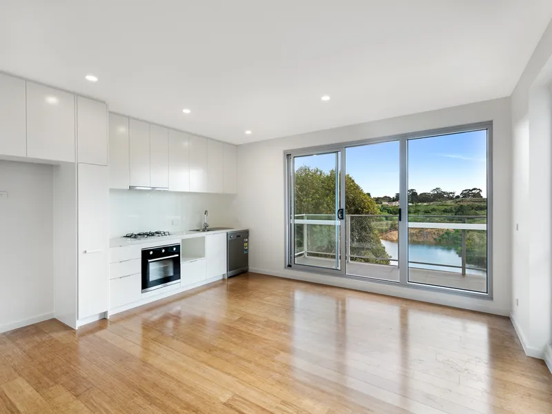 Near new apartment with great views! Storage cage included!