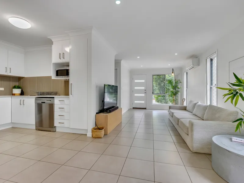 Modern Double-Storey Townhouse - 2 minutes to Capalaba Shopping Centres