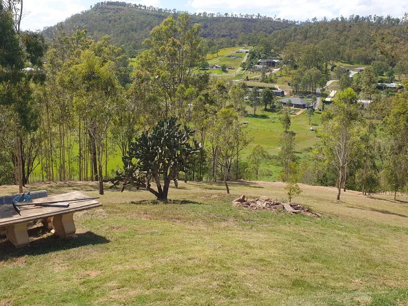 Hillside 3 acres fully vehicle accessible, large flat house level