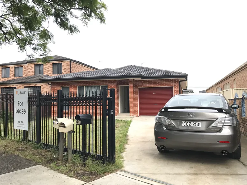 6 MONTH OLD & EXCELLENT CONDITION 4 BEDROOM BRICK HOUSE!