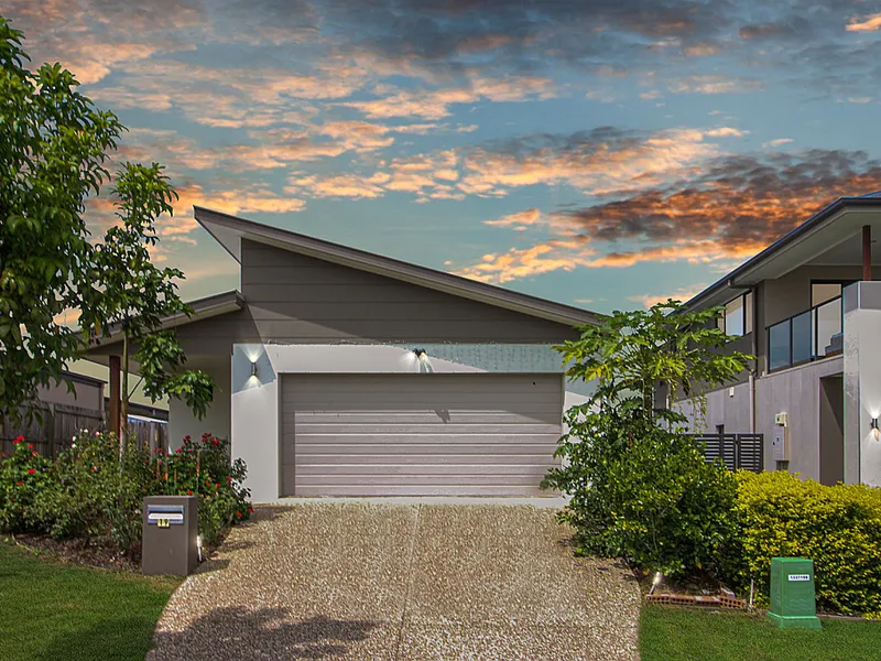 Modern Family Home ready to move in today.. Do not miss this one! + 6.5 KW solar Panel