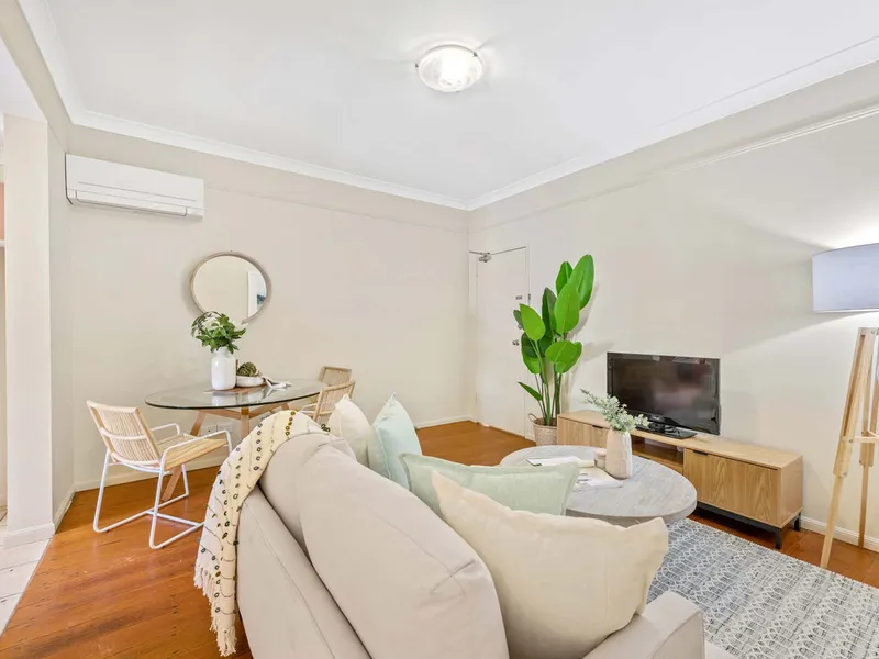 Lovely unit close to everything!