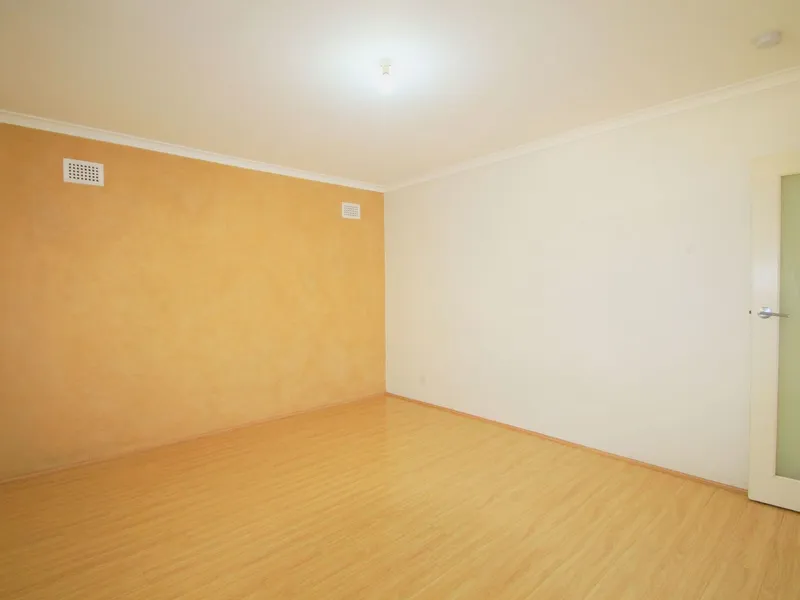 SPACIOUS TOP FLOOR APARTMENT - OFFERING 1 WEEK RENT FREE 