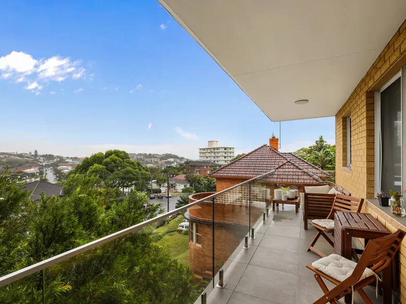 Stunning, sundrenched and renovated 2 bedroom apartment