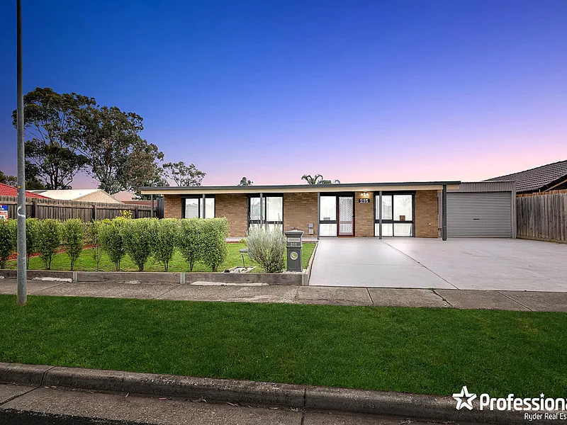 RENOVATED 3 BEDROOM WITH 6X9M GARAGE