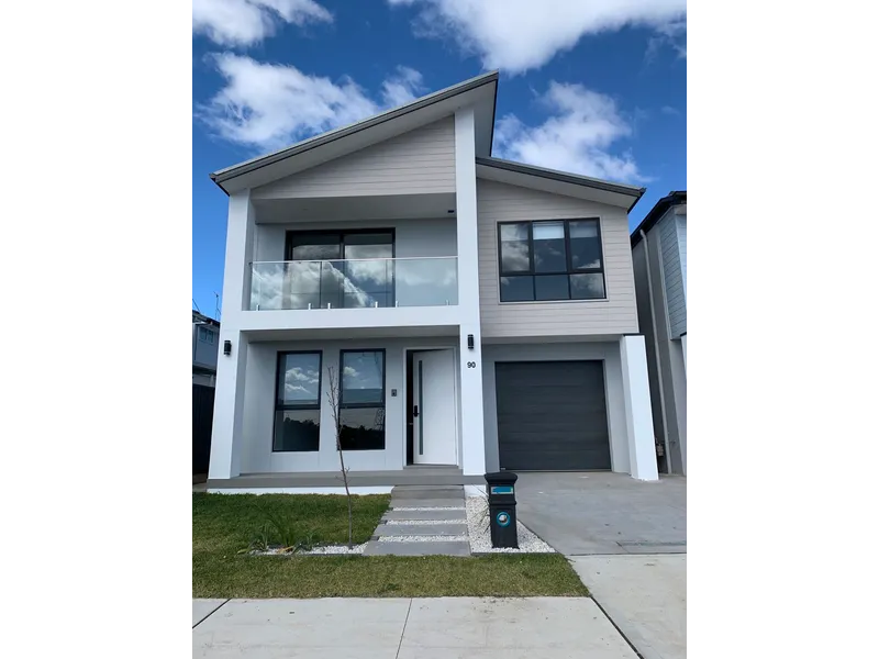 Free standing townhouse with Balcony