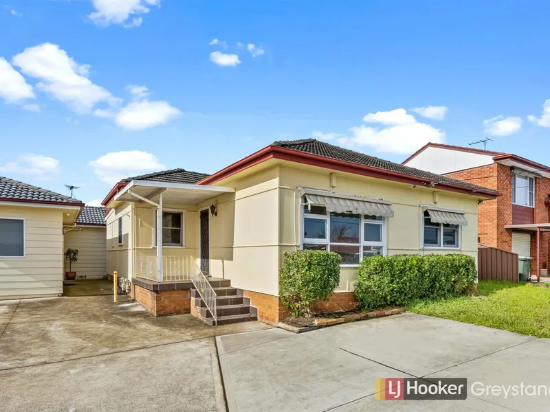 THREE BEDROOM FAMILY HOME WITH SECOND LIVING AREA