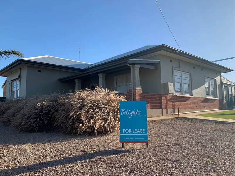 CLOSE TO MAIN STREET WITH SEA VIEWS