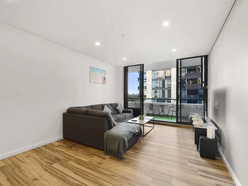 ONE BEDROOM PLUS LARGE STUDY - Stylish apartment in the heart of Eastgardens