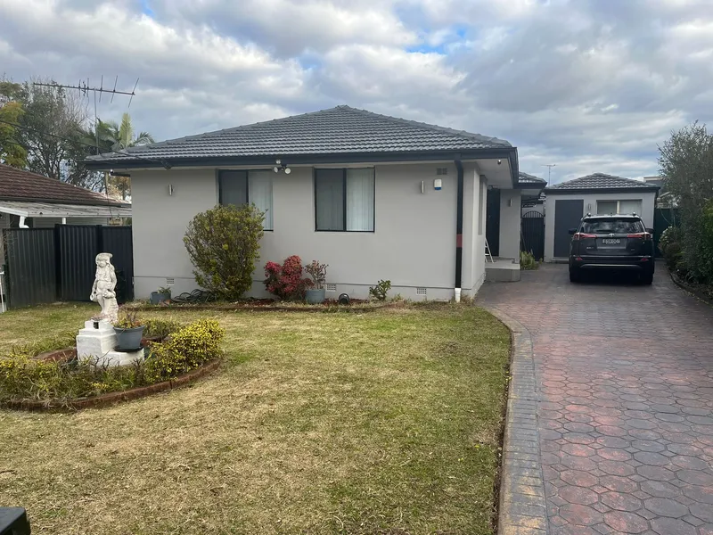 Spacious 4-Bedroom House with Solar Panels