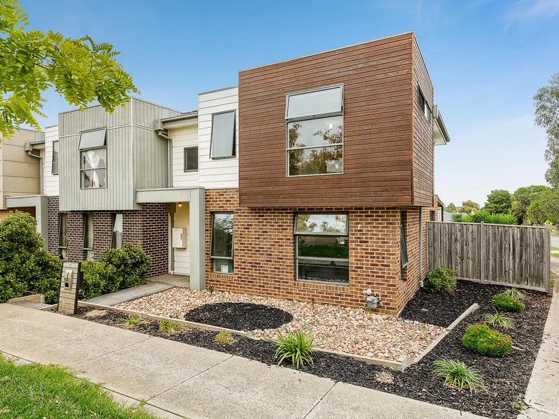 Modern townhouse in prime position with large yard.