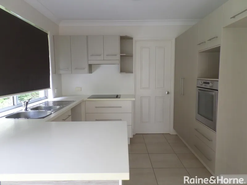 IMMACULATE LOW MAINTENANCE LIVING - PET FRIEDNLY 