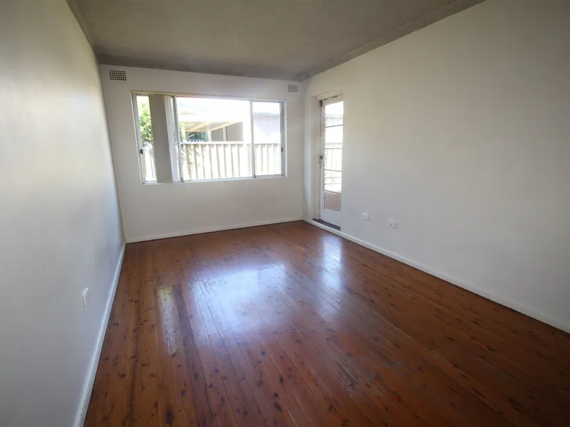 NEAT GROUND FLOOR UNIT WITH TIMBER FLOORING THROUGHOUT