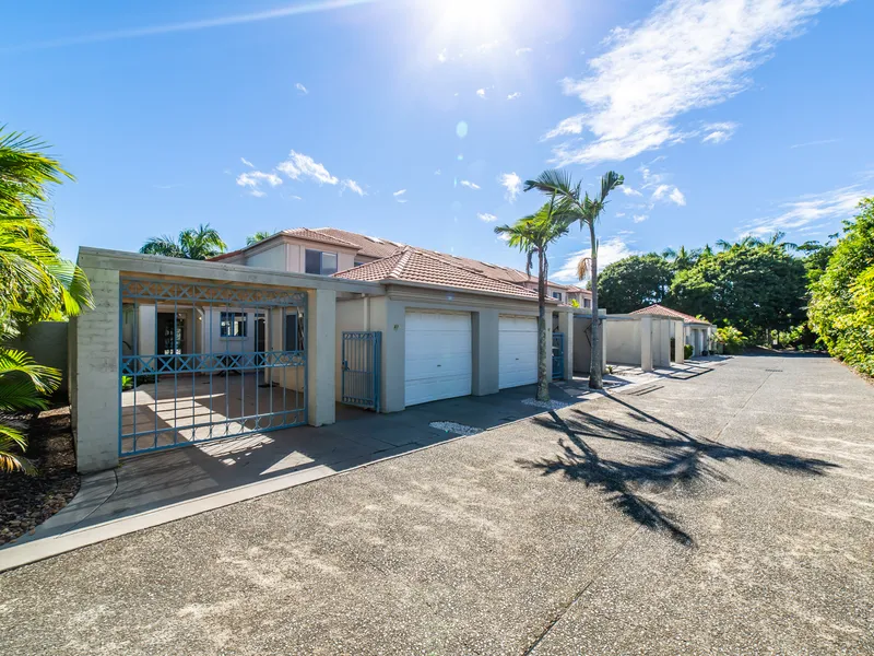 Centrally Located Townhouse in Secure Complex!