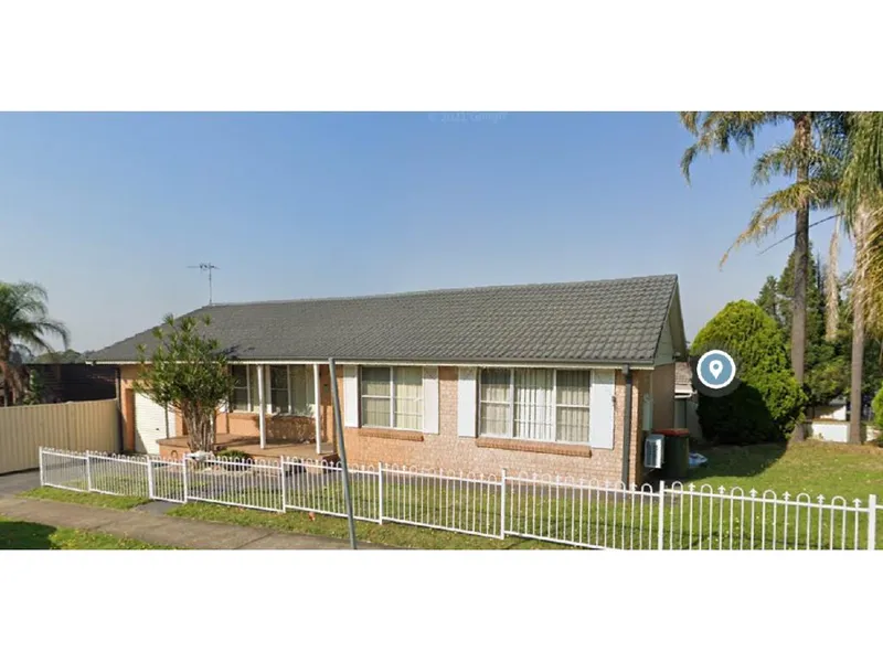 Beautifully 3 bedroom house near shops and schools